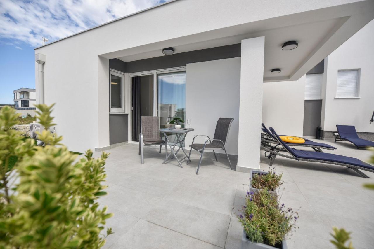 Pool Apartments & Rooms Mare Novalja Exterior photo