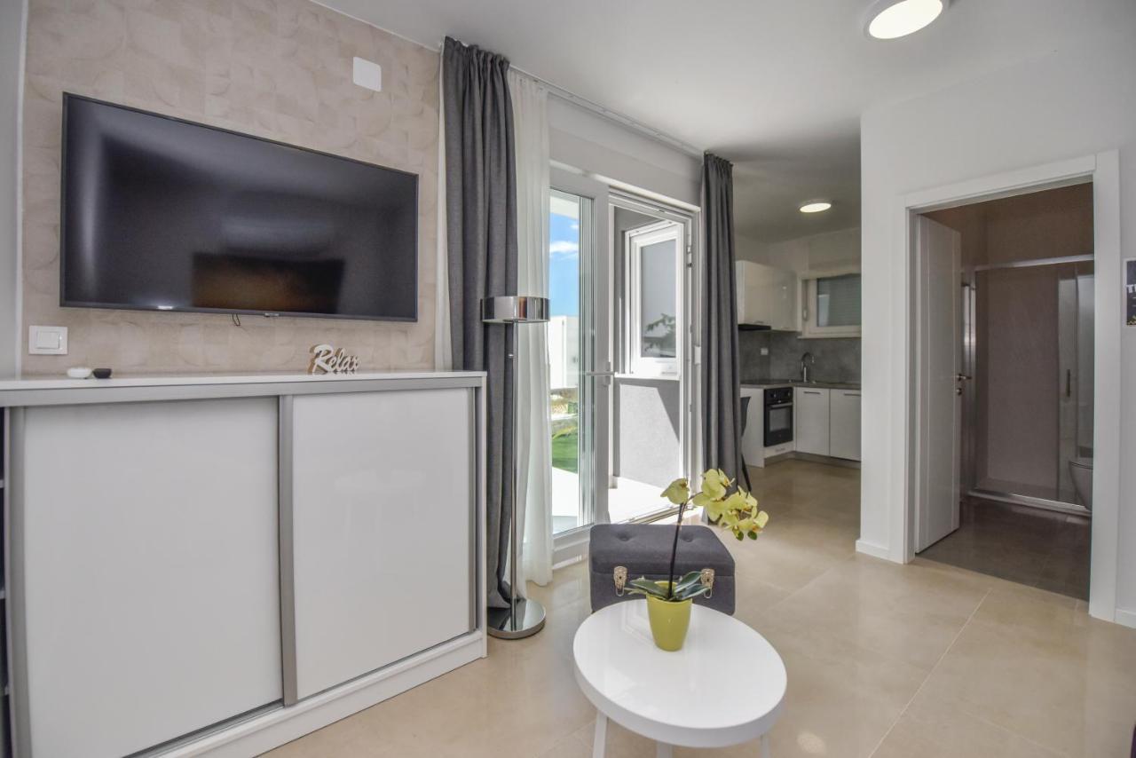 Pool Apartments & Rooms Mare Novalja Exterior photo