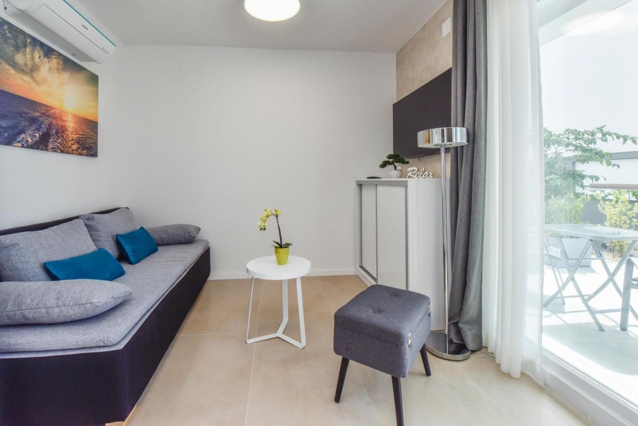 Pool Apartments & Rooms Mare Novalja Exterior photo